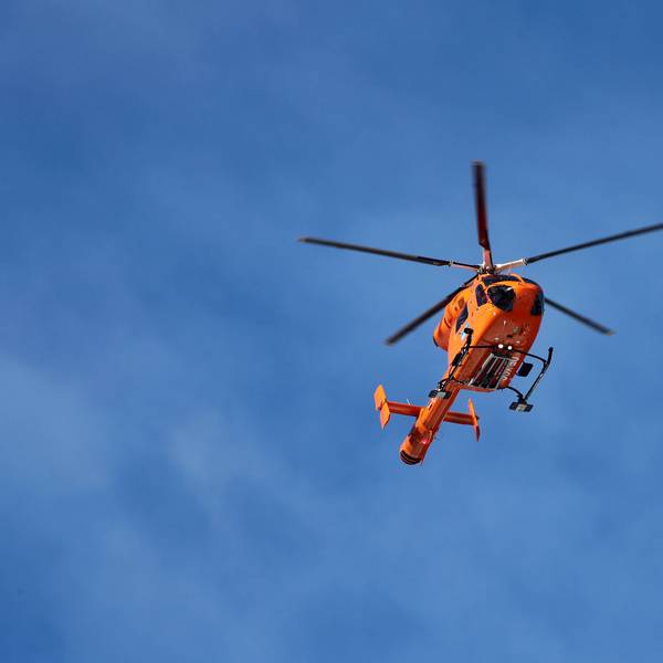 Das Bild zeigt einen fliegenden Notarzt-Hubschrauber im Einsatz. In Tirol ist ein Mann beim Schneeschuhwandern verunglückt. (Symbolbild)