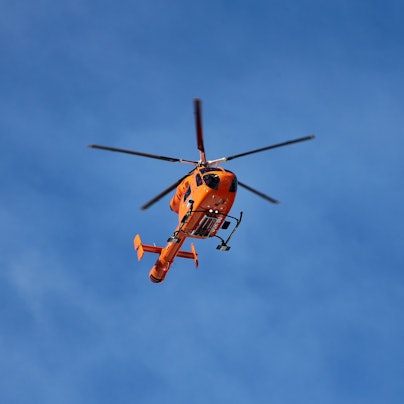 Das Bild zeigt einen fliegenden Notarzt-Hubschrauber im Einsatz. In Tirol ist ein Mann beim Schneeschuhwandern verunglückt. (Symbolbild)