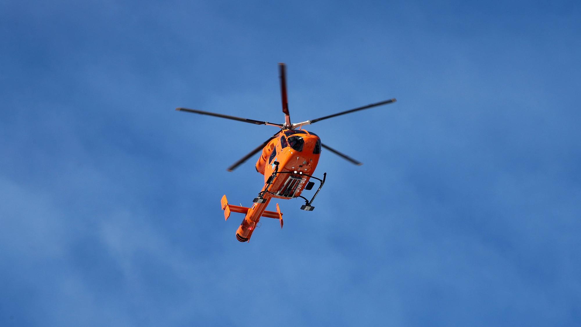 Das Bild zeigt einen fliegenden Notarzt-Hubschrauber im Einsatz. In Tirol ist ein Mann beim Schneeschuhwandern verunglückt. (Symbolbild)