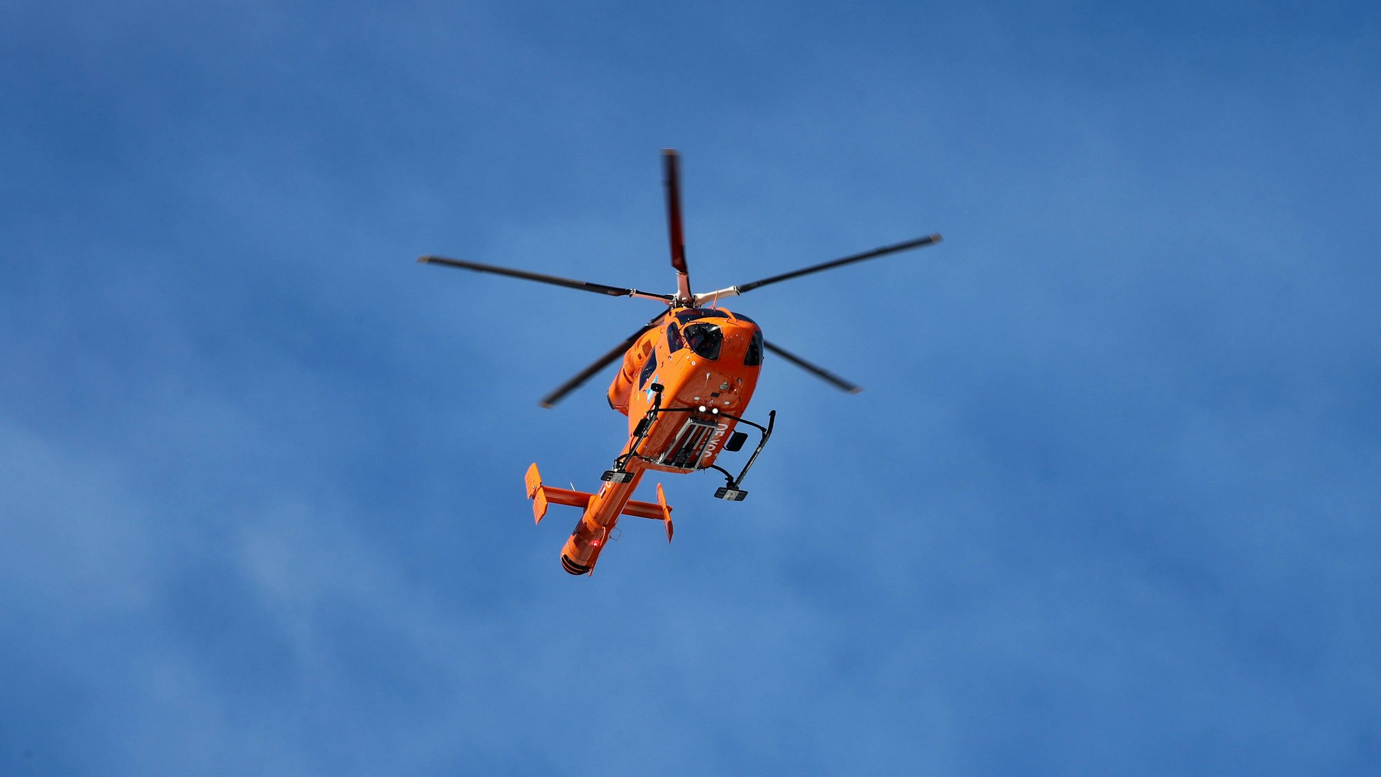 Das Bild zeigt einen fliegenden Notarzt-Hubschrauber im Einsatz. In Tirol ist ein Mann beim Schneeschuhwandern verunglückt. (Symbolbild)