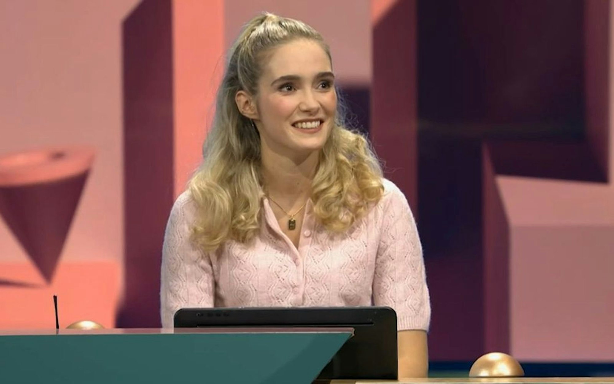 Wildcard Lotti wusste bei „Wer stiehlt mir die Show?“ mit einem ungewöhnlichen Talent zu überzeugen. (Bild: Joyn/Screenshot)