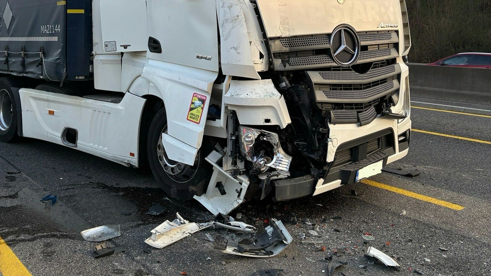 Zu sehen ist die Beifahrerseite eines Lkw, die schwer beschädigt wurde.