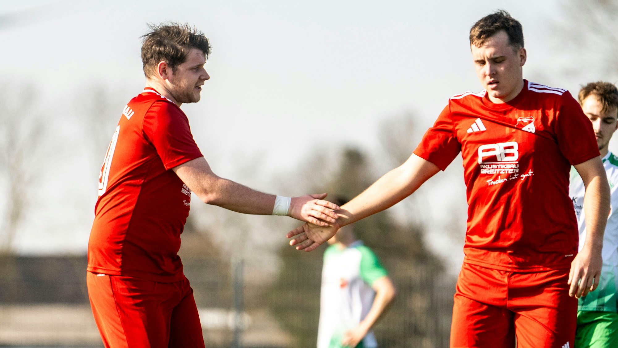 Tim Breuer und Fabian Di Stefano klatschen sich ab.