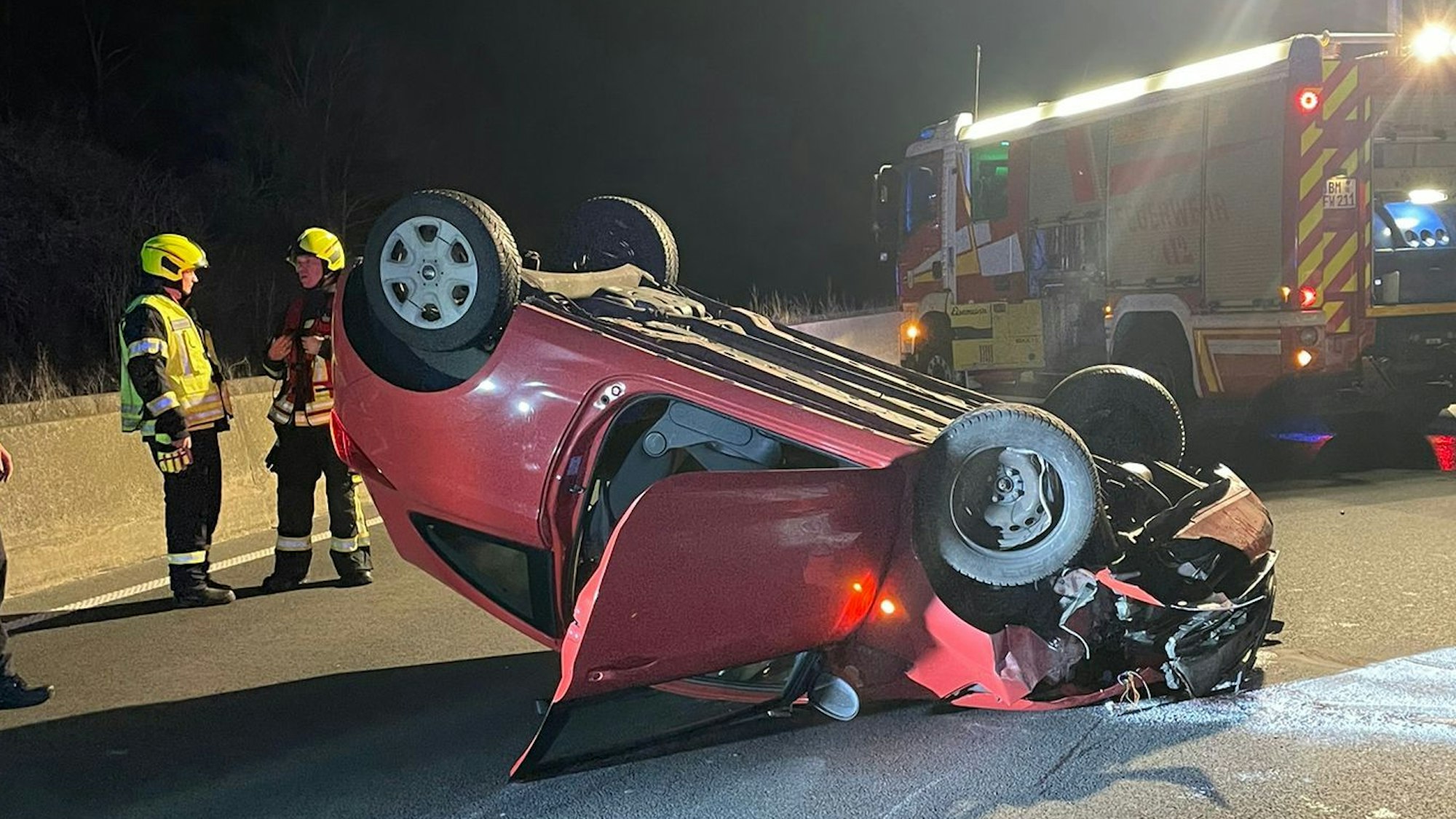 Der Kleinwagen blieb quer auf der Fahrbahn auf dem Dach liegen. Der Fahrer wurde von der Feuerwehr befreit.