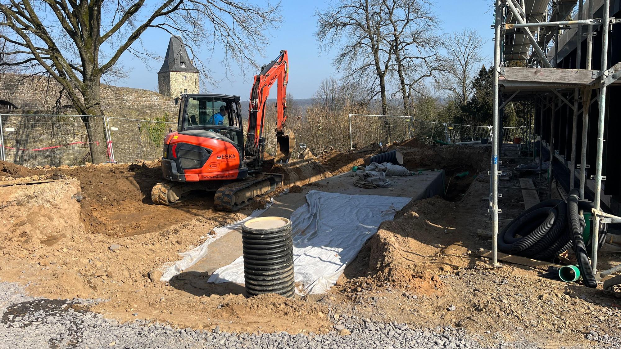 Unter der Terrasse vor dem Saal, mit Blick auf Stadtmauer und Katharinenturm, wird Regenwasser in einer Zisterne gesammelt.