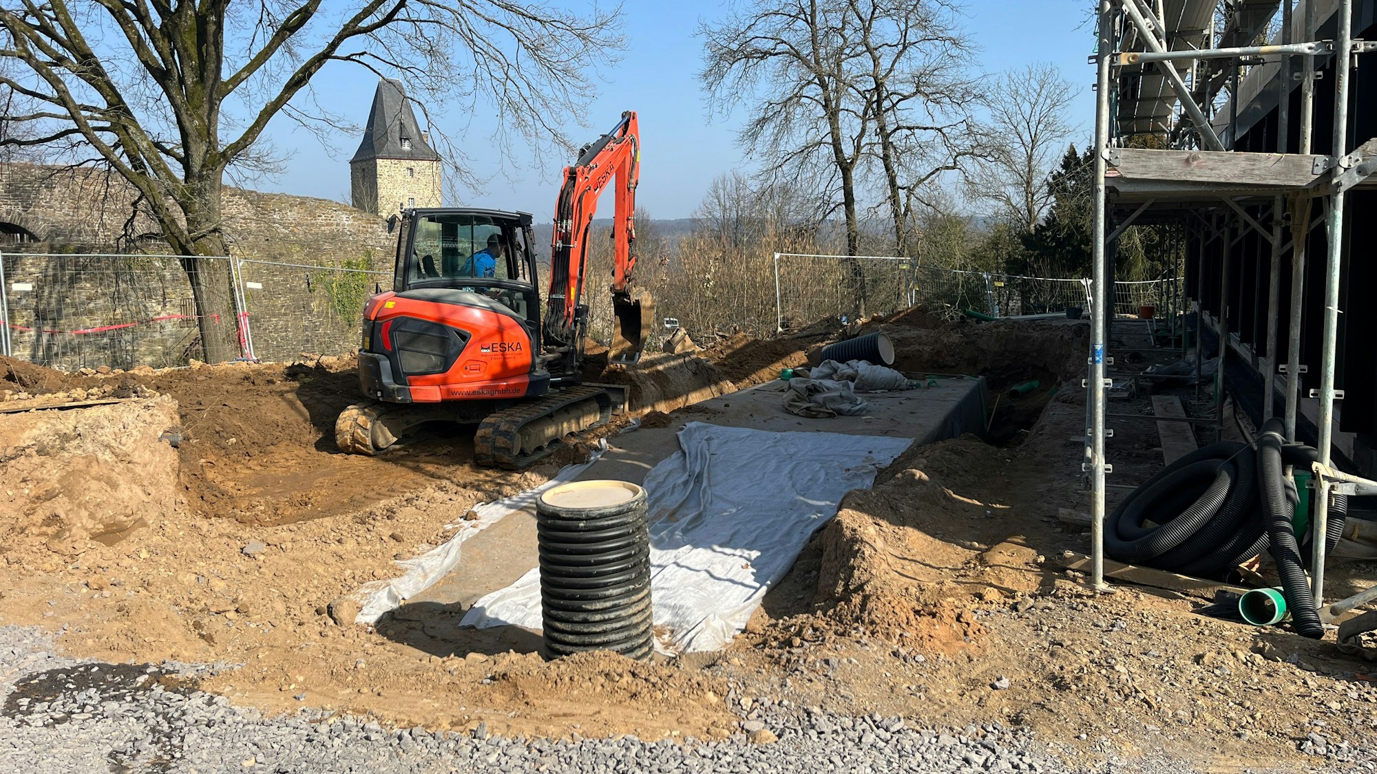 Unter der Terrasse vor dem Saal, mit Blick auf Stadtmauer und Katharinenturm, wird Regenwasser in einer Zisterne gesammelt.