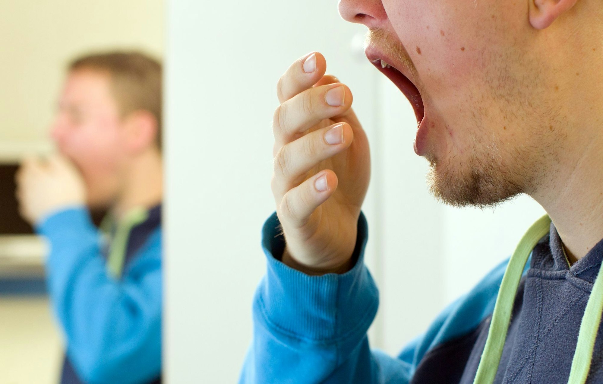 Ein Patient gähnt im Schlaflabor des Universitätsklinikums Münster. (Archivbild)
