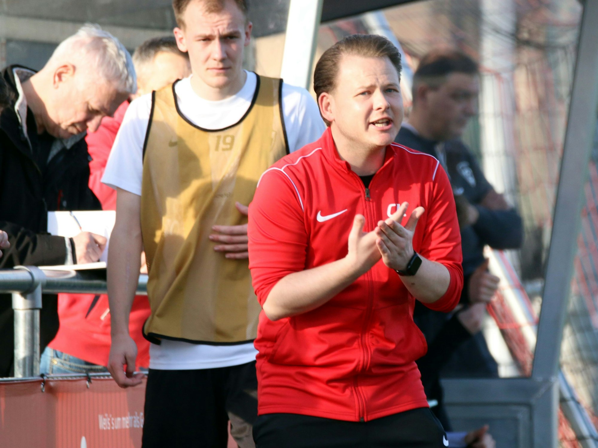 Christopher Kockerols gibt lautstark Anweisungen. Hinter ihm steht der bereits ausgewechselte Luke Bungart.