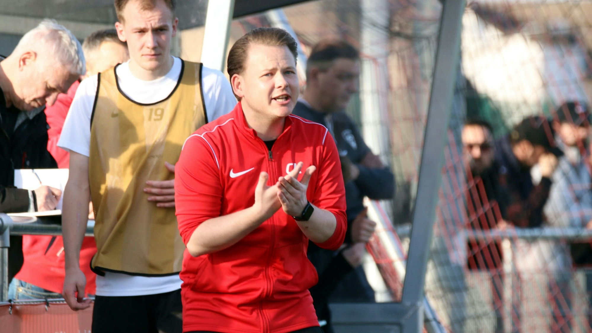 Das Bild zeigt Chris Kockerols an der Seitenlinie während eines Spiels.