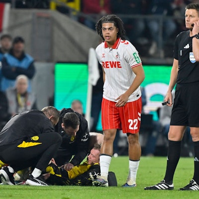 Jahmai Simpson-Pusey geht nach Rot vom Platz.