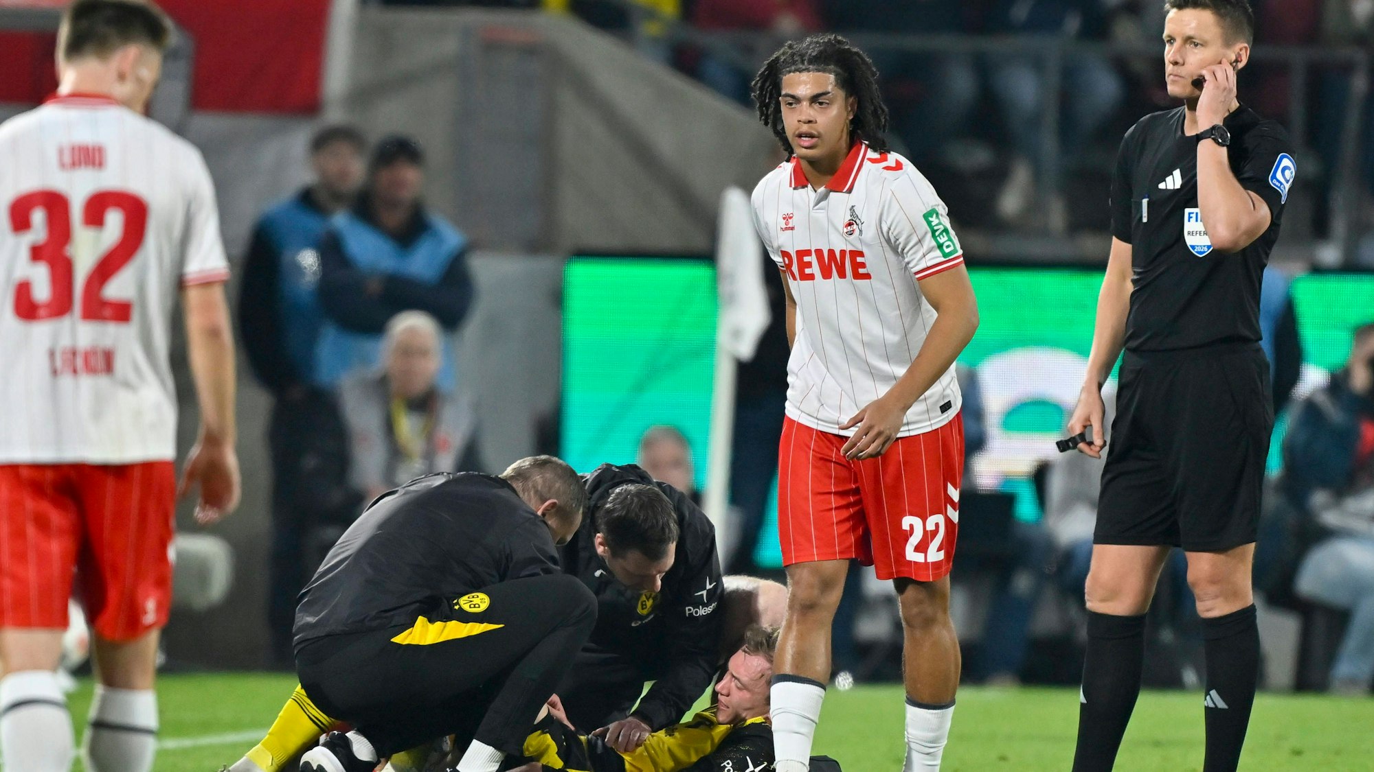 Jahmai Simpson-Pusey geht nach Rot vom Platz.