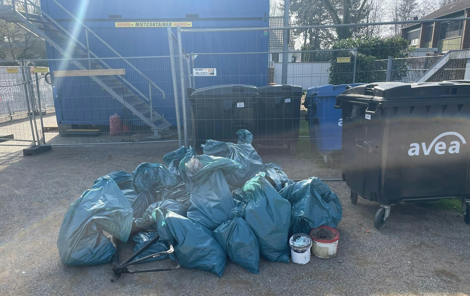 Ganz viele blaue Müllsäcke haben die Kinder befüllt und auf dem Schulhof abgelegt.