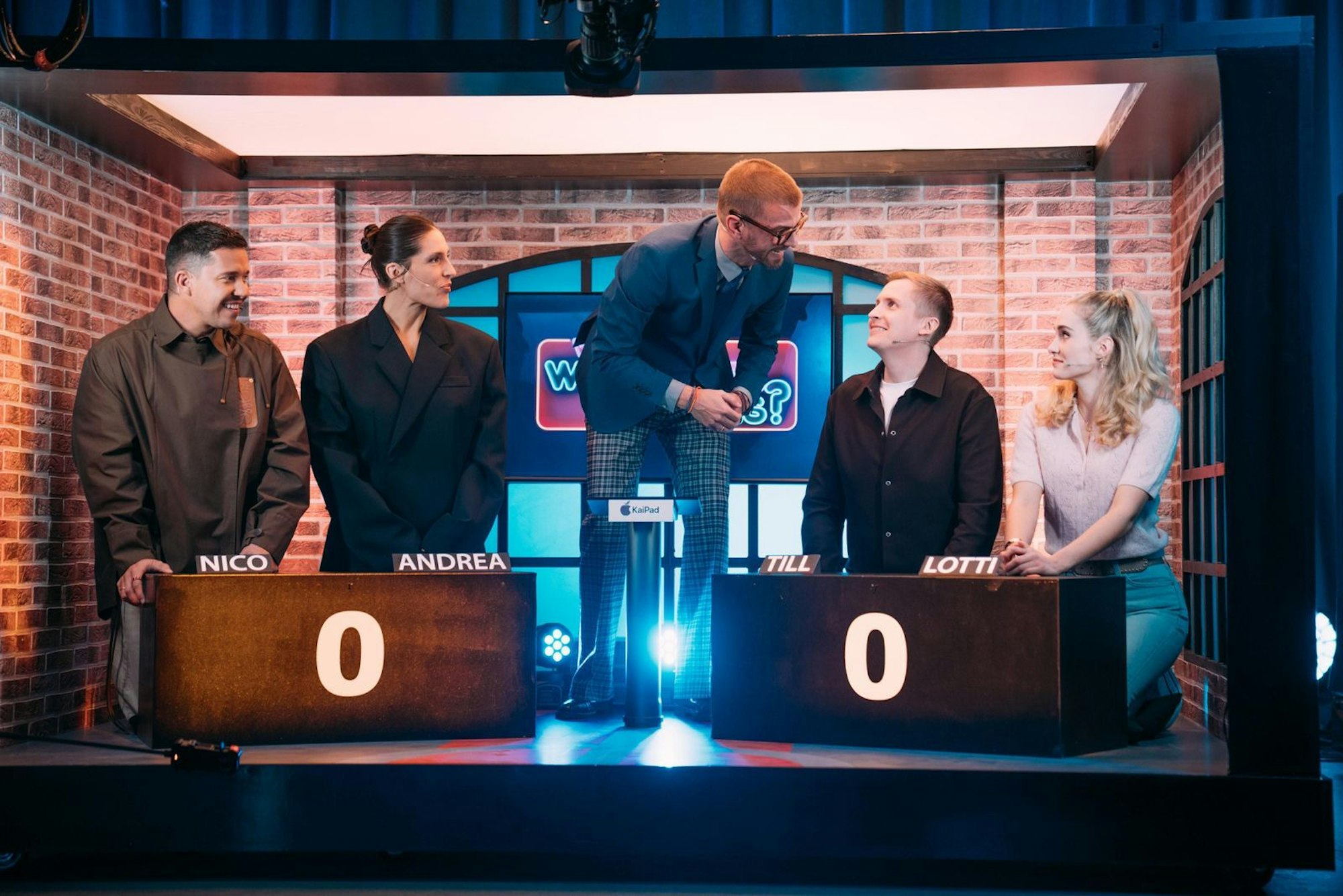 Die eigentliche Show begann mit einer kuriosen Vor-Prüfung: eine Mini-Ausgabe von Quizklassikern anderer Sender. So mussten sich die Spieler unter anderem in ein enges „Wer weisschen sowas?“-Studio quetschen. Eine irre, aber witzige Idee! (Bild: Joyn/Florida TV / Julian Mathieu)