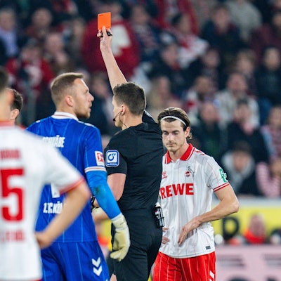 Schiedsrichter Daniel Siebert zeigt beim Spiel des 1. FC Köln gegen Borussia Dortmund die Rote Karte.