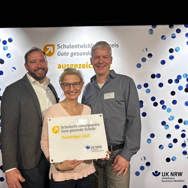 Das Bild zeigt Sandra Czernik, Ganztagskoordinatorin am Albert-Schweitzer-Gymnasium, Martin Ropohl, stellvertretender Schulleiter, Thorsten Jürgensen-Engl, Schulleiter.