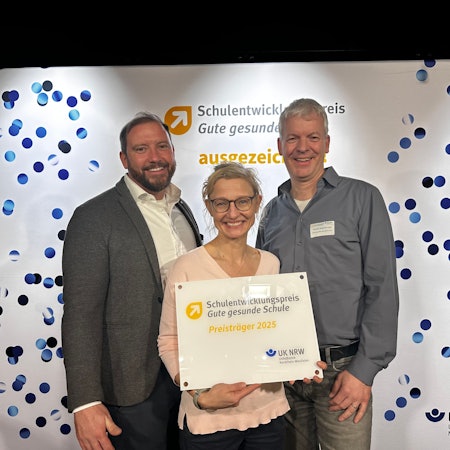 Das Bild zeigt Sandra Czernik, Ganztagskoordinatorin am Albert-Schweitzer-Gymnasium, Martin Ropohl, stellvertretender Schulleiter, Thorsten Jürgensen-Engl, Schulleiter.