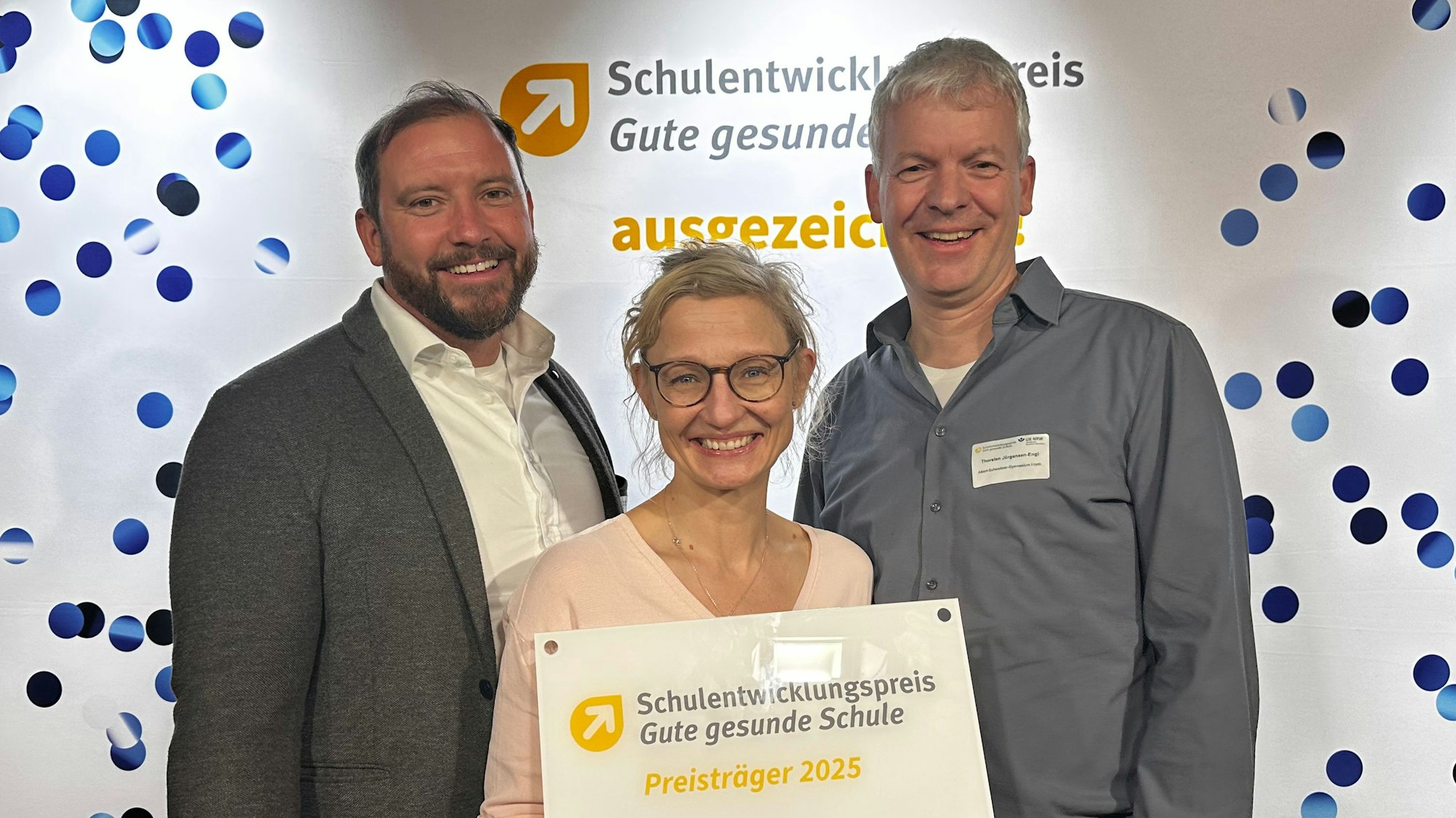 Das Bild zeigt Sandra Czernik, Ganztagskoordinatorin am Albert-Schweitzer-Gymnasium, Martin Ropohl, stellvertretender Schulleiter, Thorsten Jürgensen-Engl, Schulleiter.