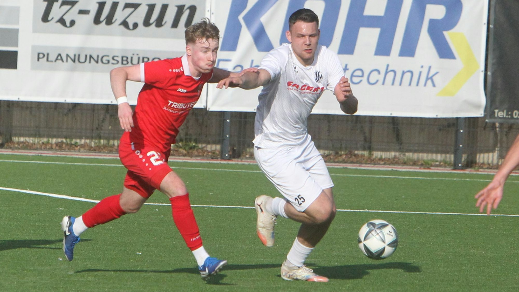 Till Weingarten vom Siegburger SV 04 hält sich seinen Gegenspieler vom Leib.