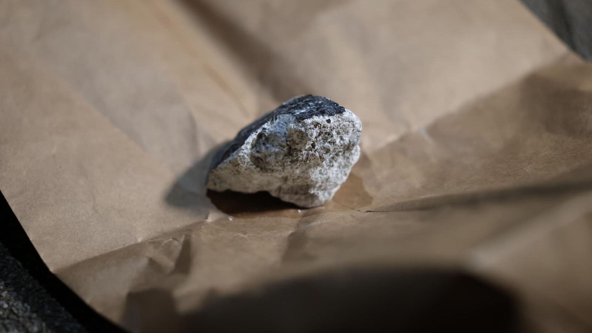 Dieser Meteorit ist im Koblenzer Stadtteil Hüls in ein Hausdach eingeschlagen.