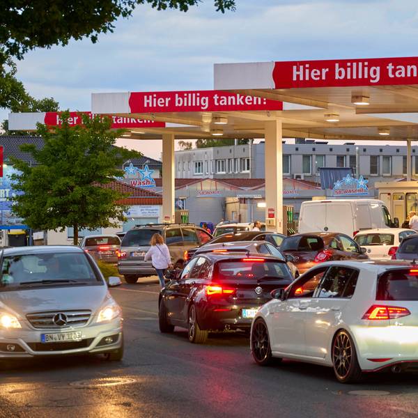 Autos warten an einer Tankstelle (Archivfoto).