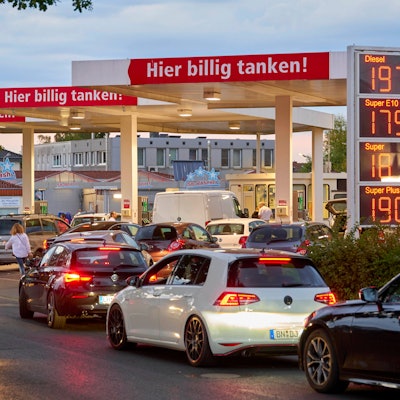 Autos warten an einer Tankstelle (Archivfoto).