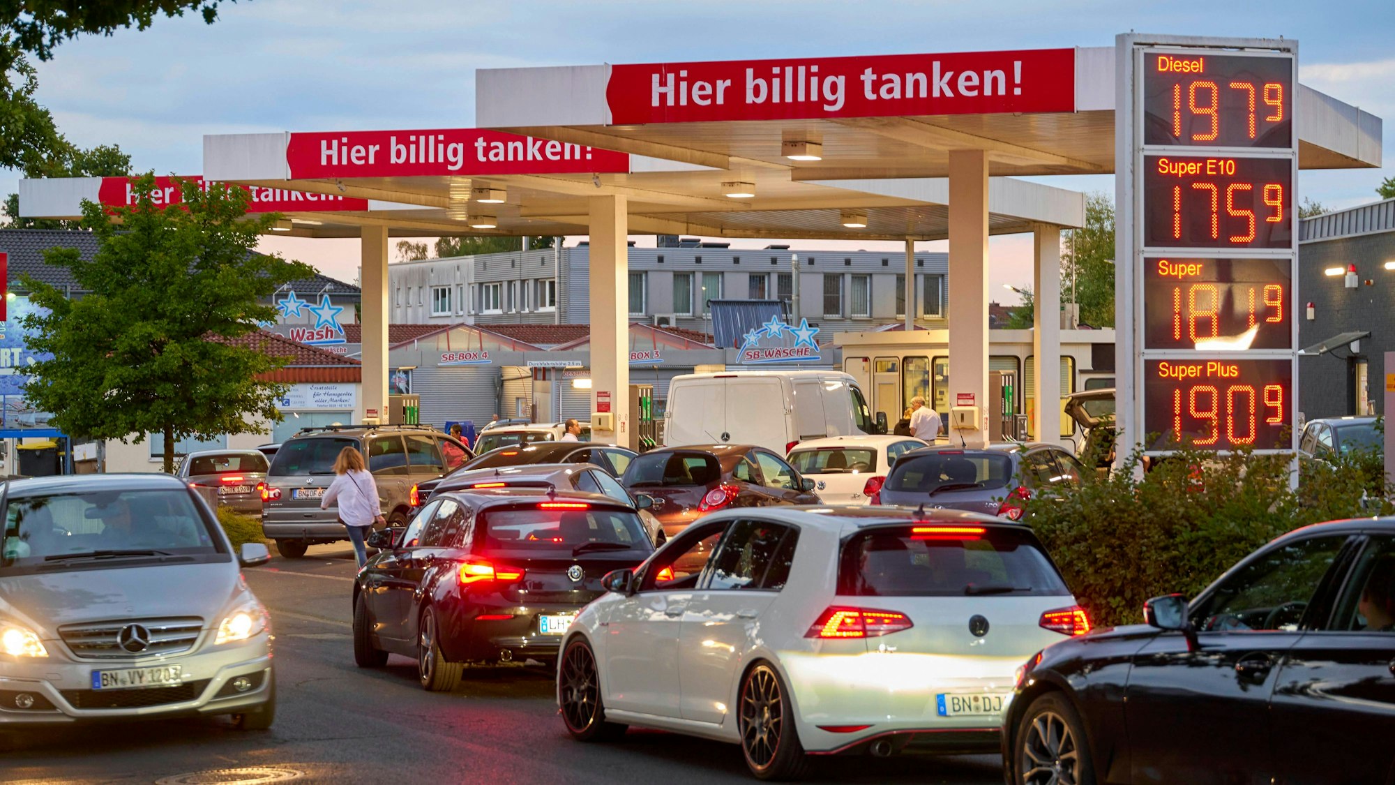Autos warten an einer Tankstelle (Archivfoto).