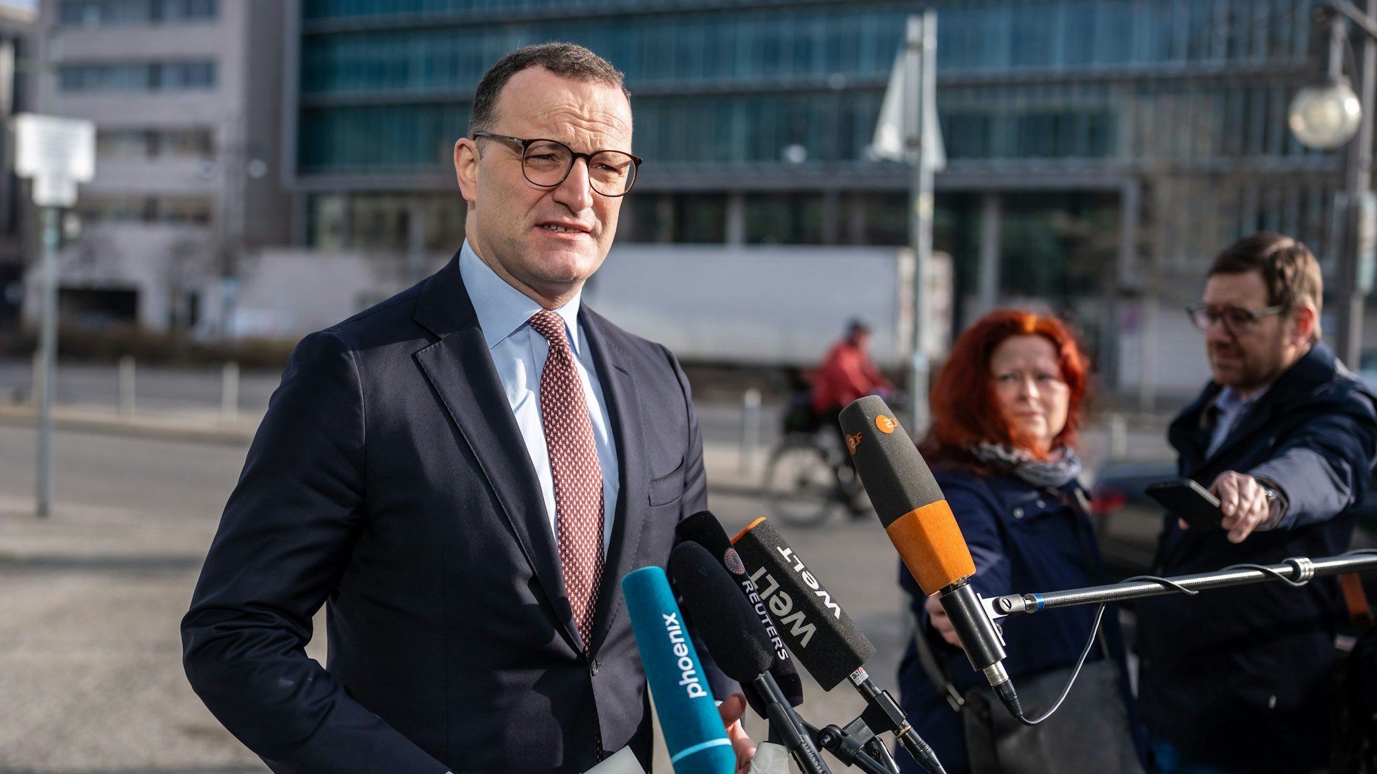 Jens Spahn bemängelt, der Spitzenkandidat der CDU sei einer Schmutzkampagne ausgesetzt worden.