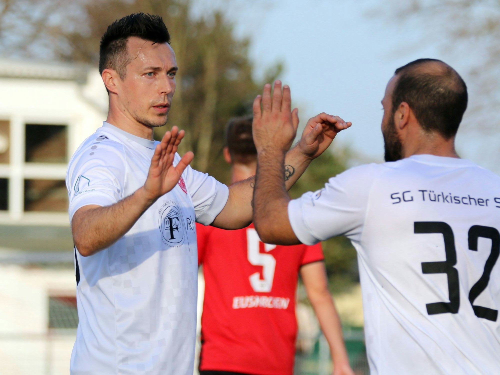 Adam Matuschyk klatscht mit einem Mitspieler ab.