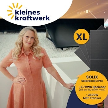 Kleines Kraftwerk Balkonkraftwerk mit Anker Solix Solarbank 3 Pro und Solar-Panelen vor einem technischen Hintergrund. Daneben Barbara Schöneberger auf einer Dachterrasse mit Solarpanelen.