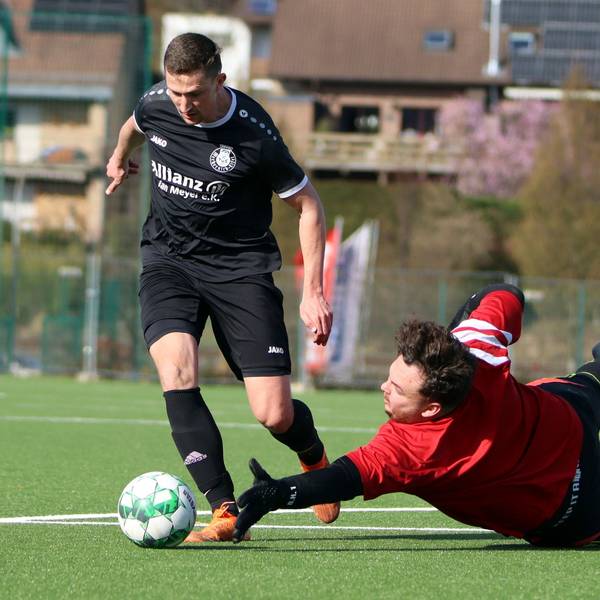 DHO-Torwart Bastian Hilbert macht sich lang, bekommt seine Finger aber nicht mehr an den Ball, mit dem Tom Lengersdorf ihn ausspielt.