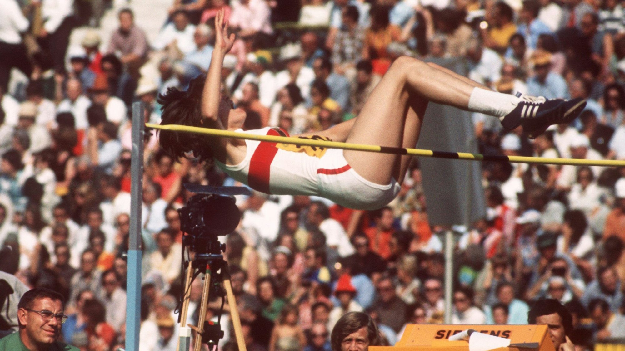 Ulrike Meyfarth (BRD) meistert im ersten Versuch die Höhe von 1,71 Meter im Hochsprung am 02.09.1972 bei den XX. Olympischen Spielen in München 1972. Die 16-Jährige übersprang sensationell die Höhe von 1,92 Meter und verwies damit die Favoriten auf die Plätze.