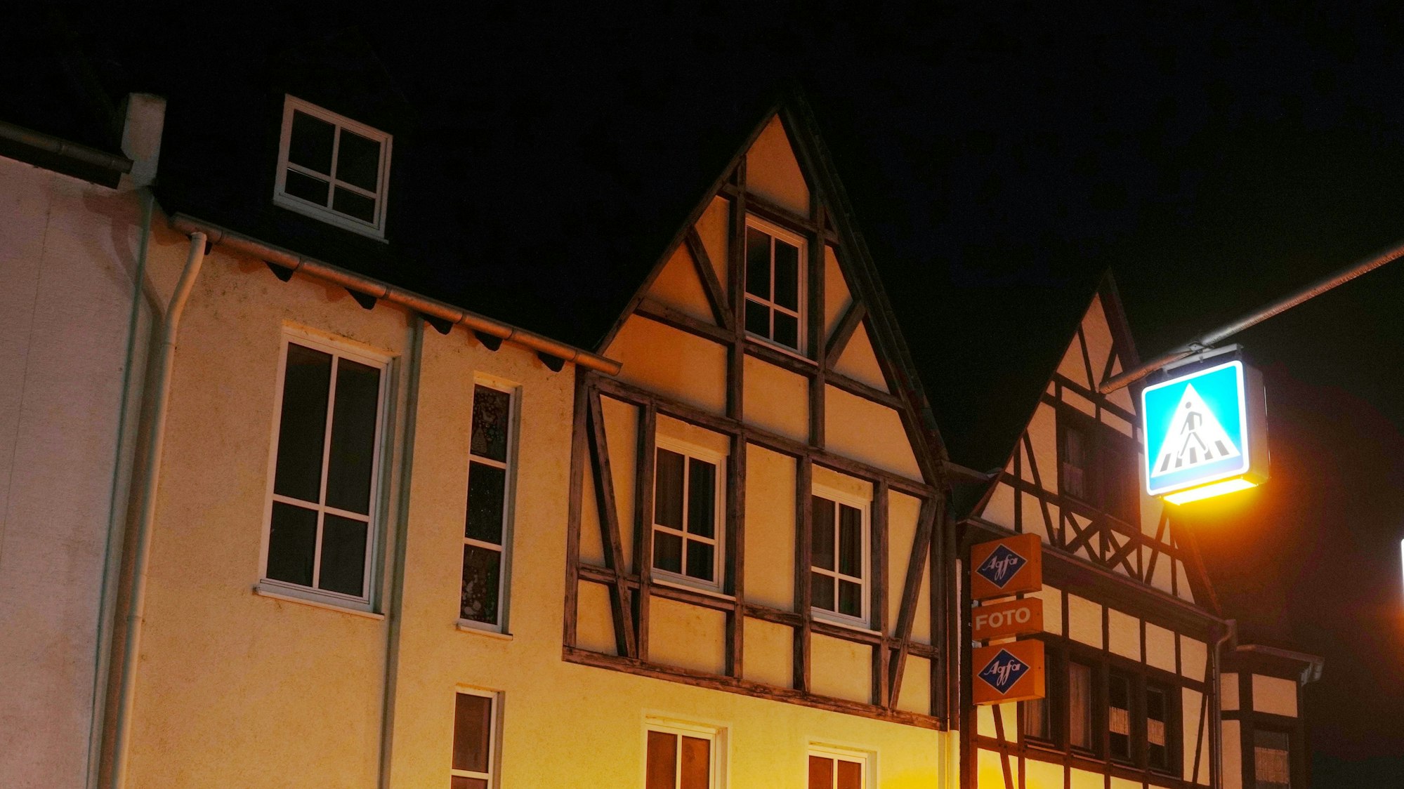 Im Dach dieses Hauses im Koblenzer Ortsteil Güls schlug der Meteorit ein.