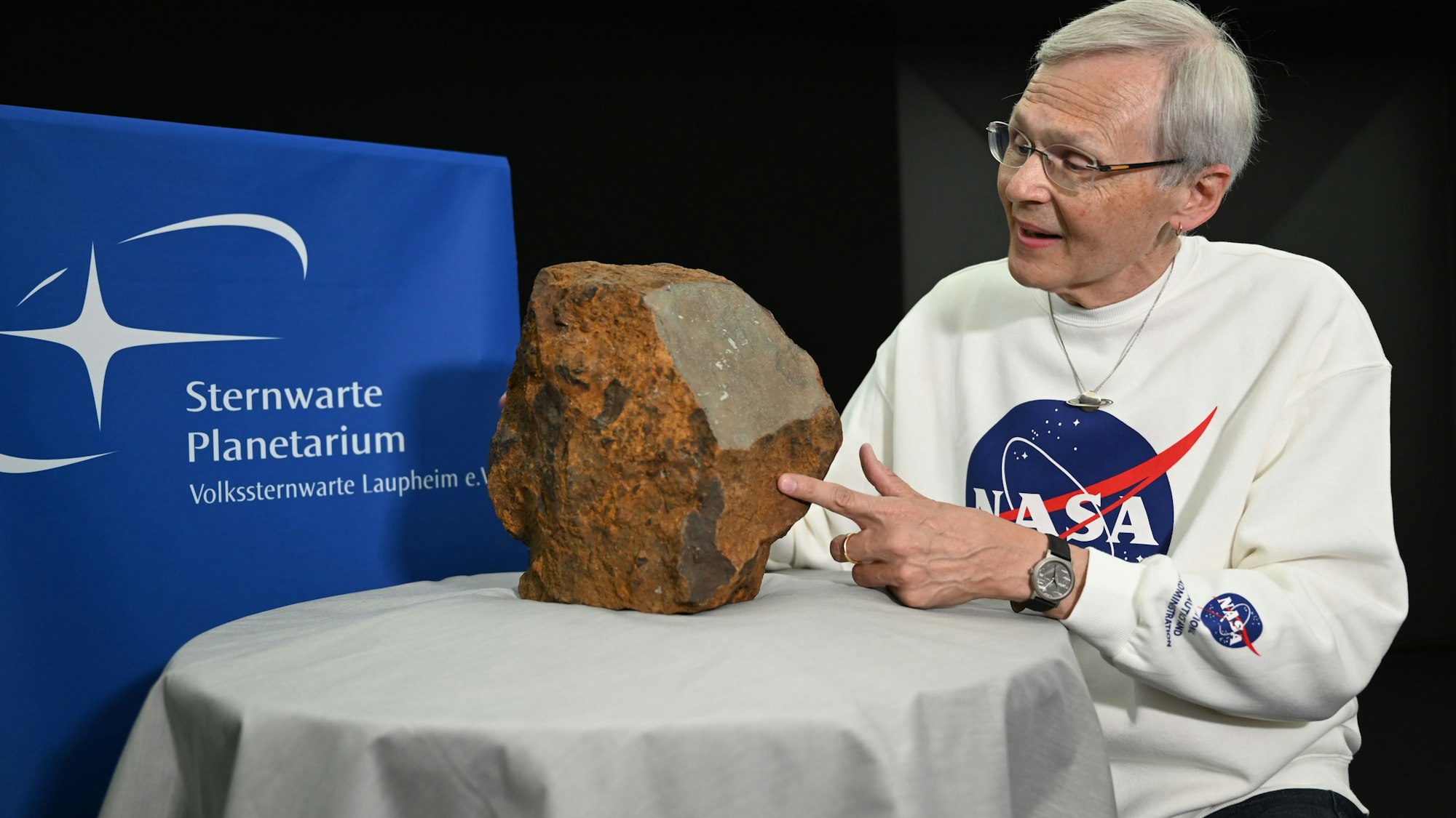 DDieter Heinlein, Meteoritenexperte des Deutschen Zentrums für Luft- und Raumfahrt (DLR), neben einem Stein, der 1989 in Blaubeuren gefunden wurde.