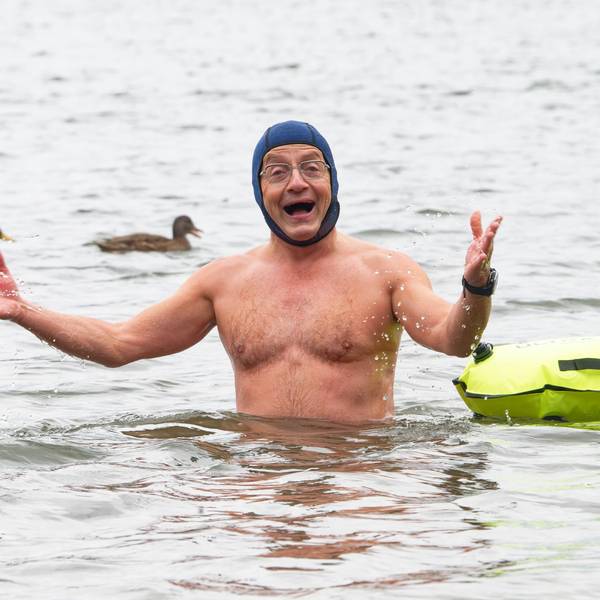 Der Komiker Wigald Boning steht im Otto-Maigler See.