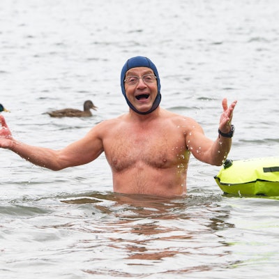 Der Komiker Wigald Boning steht im Otto-Maigler See.