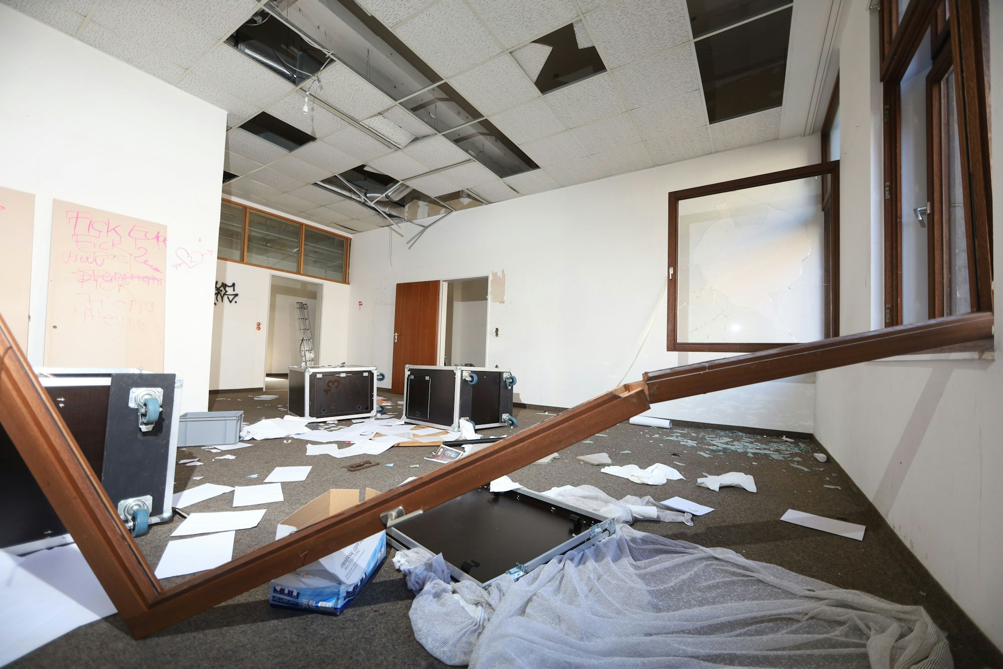 Randalierer haben auch die gerade eingebauten Fenster wieder zerstört.