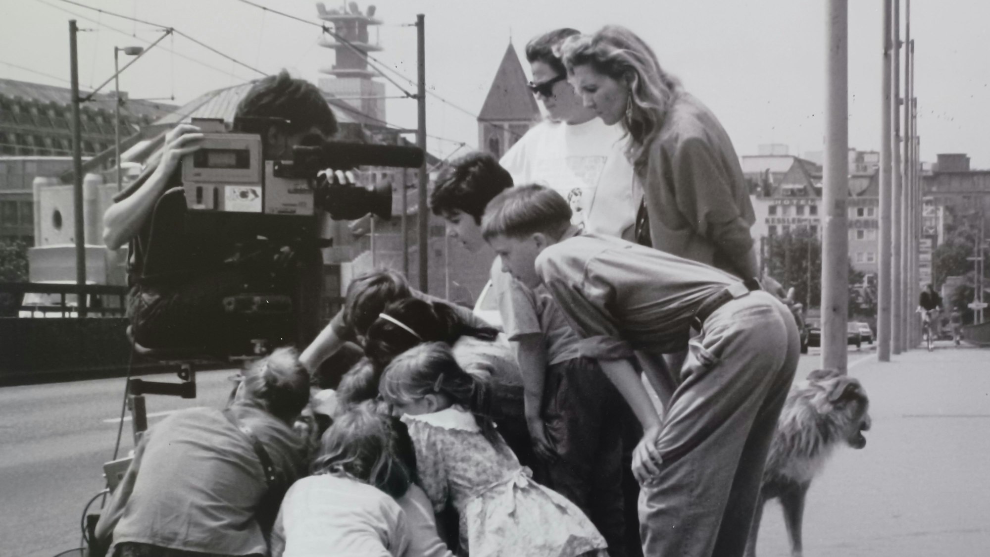 Ein Schwarz-Weiß-Bild zeigt Kinder, die mit Dreharbeiten beschäftigt sind.