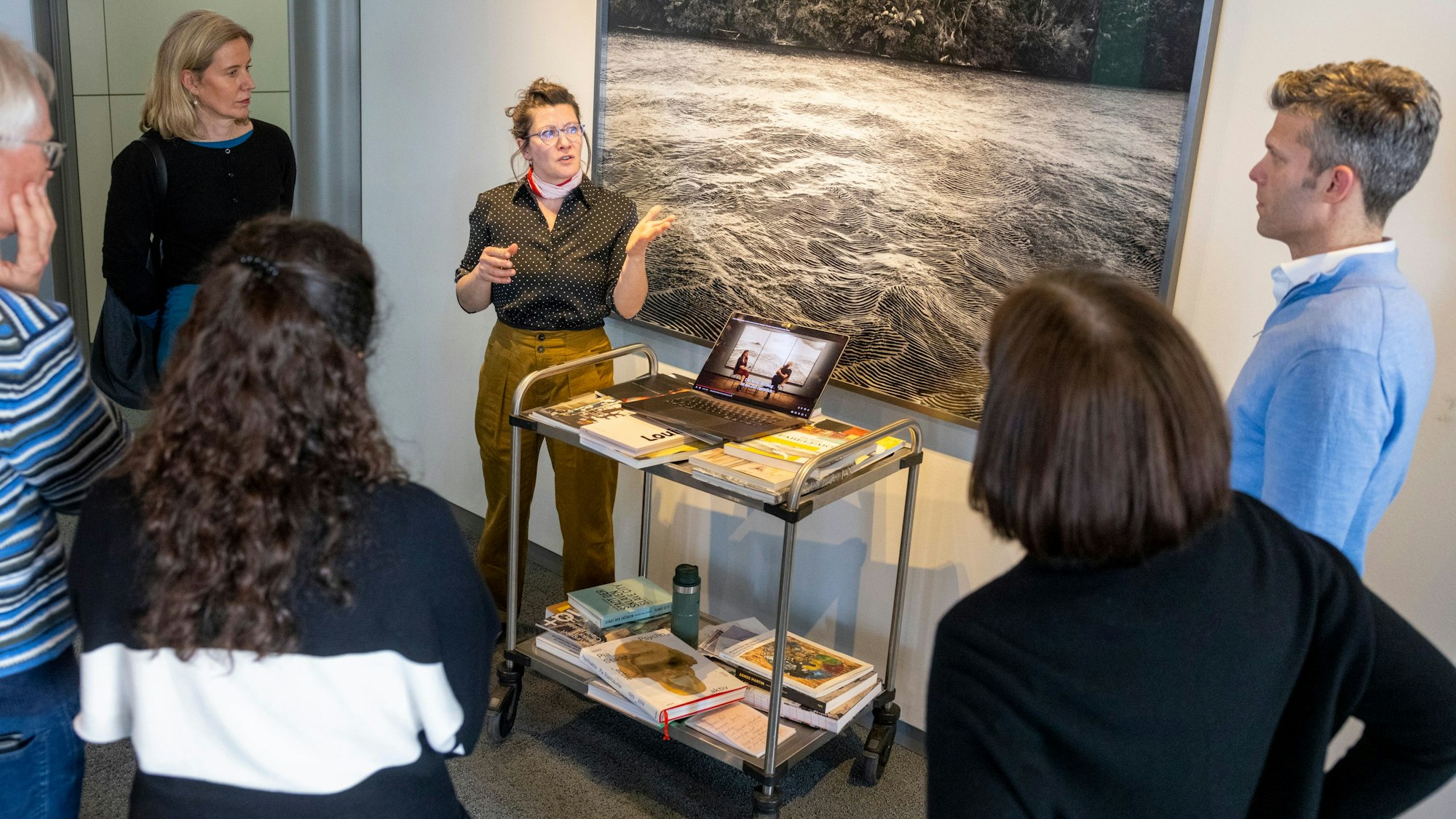 Claudia Mann diskutierte mit Bayer-Mitarbeitern Kunst, die sollen die Erkenntnisse an die Belegschaft weitertragen.