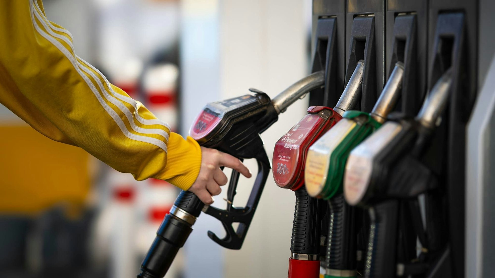 Kostspielige Mobilität: Autofahrer merken die Verwerfungen an den Rohstoffmärkten ganz konkret an der Zapfsäule. Yona Elsner