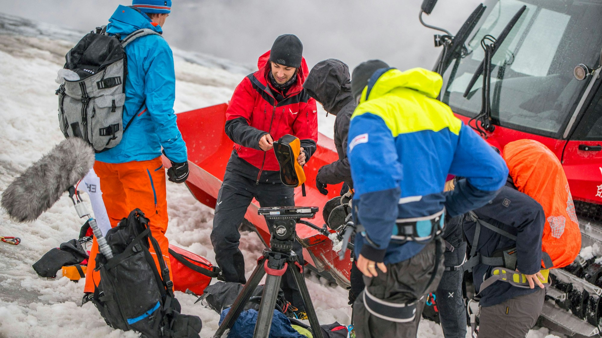 Bergretter bei einer Übung am Stubaier Gletscher.