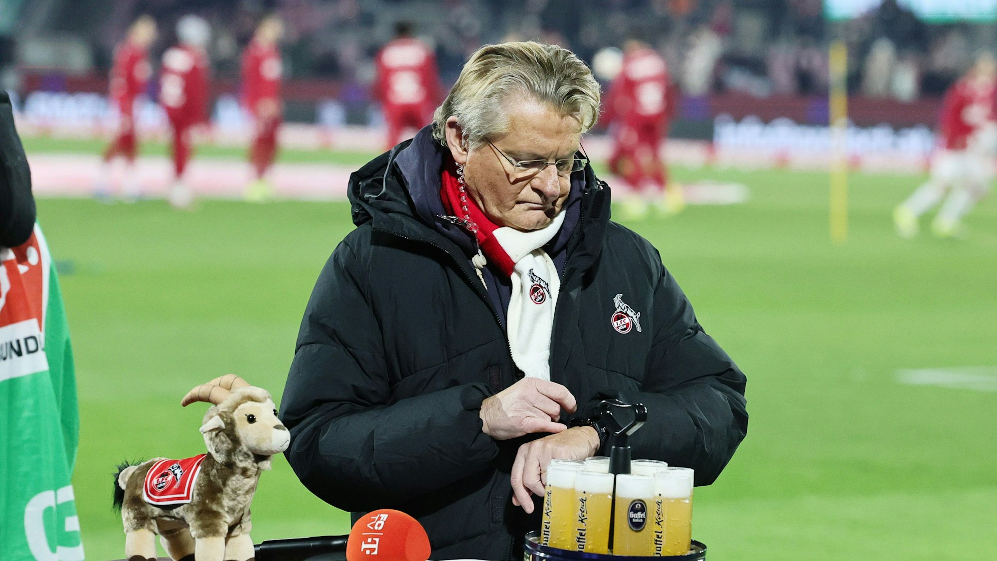 FC-Stadionsprecher Michael Trippel bei der Arbeit.