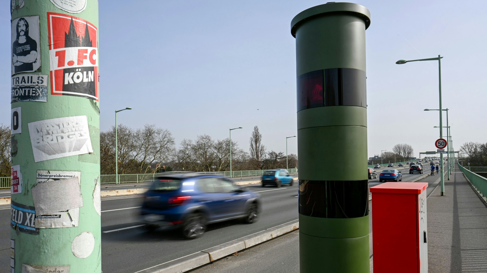 Die neuen Blitzer auf der Zoobrücke sind installiert und in Betrieb.