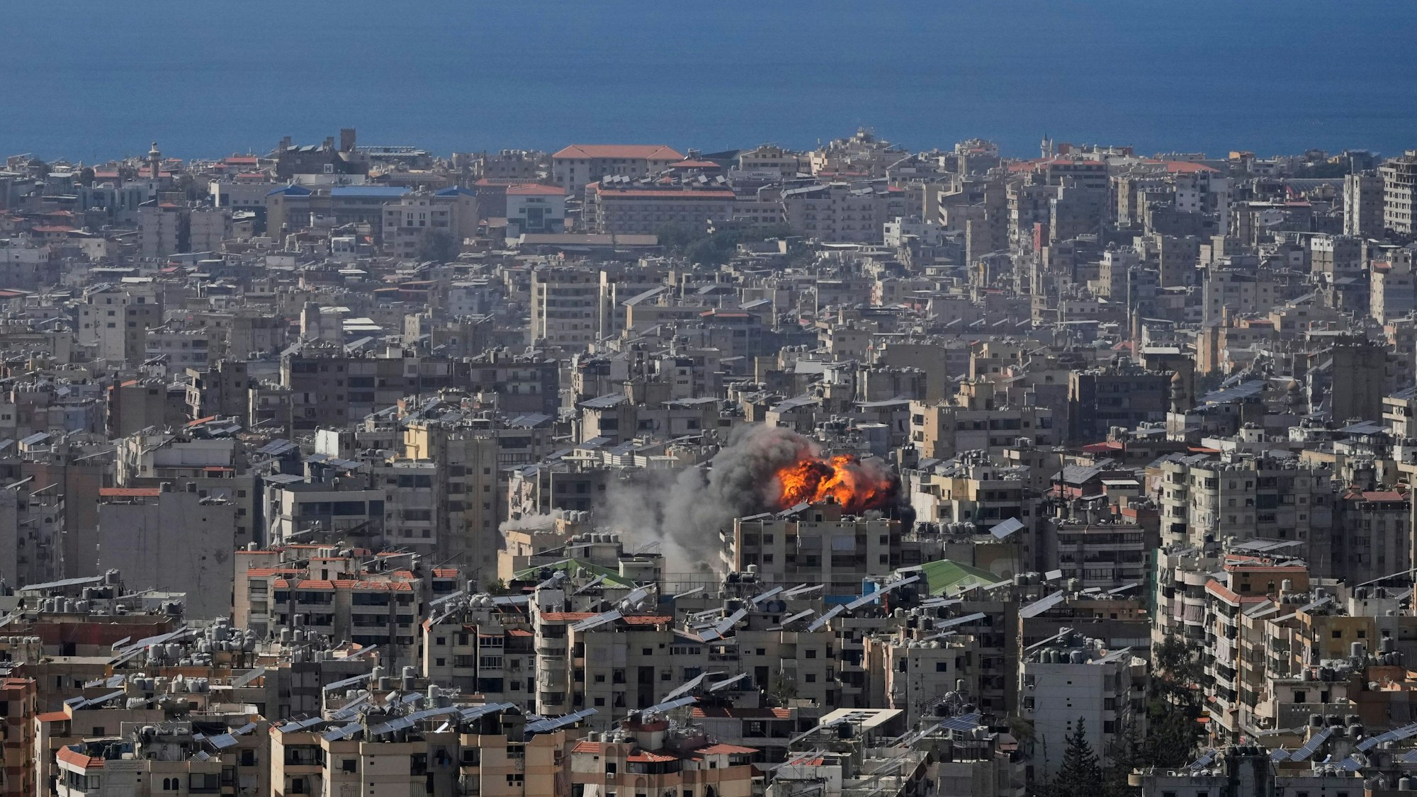 Flammen steigen nach einem israelischen Luftangriff in Dahija, einem südlichen Vorort von Beirut, auf.