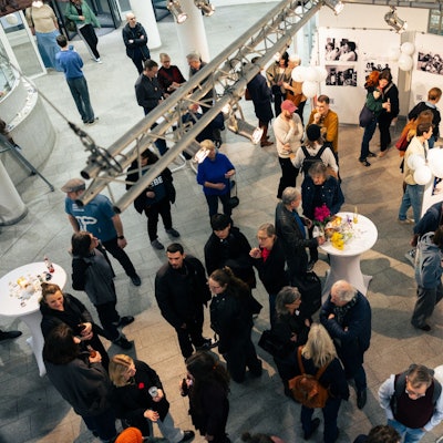 Menschen schauen sich eine Ausstellung an.