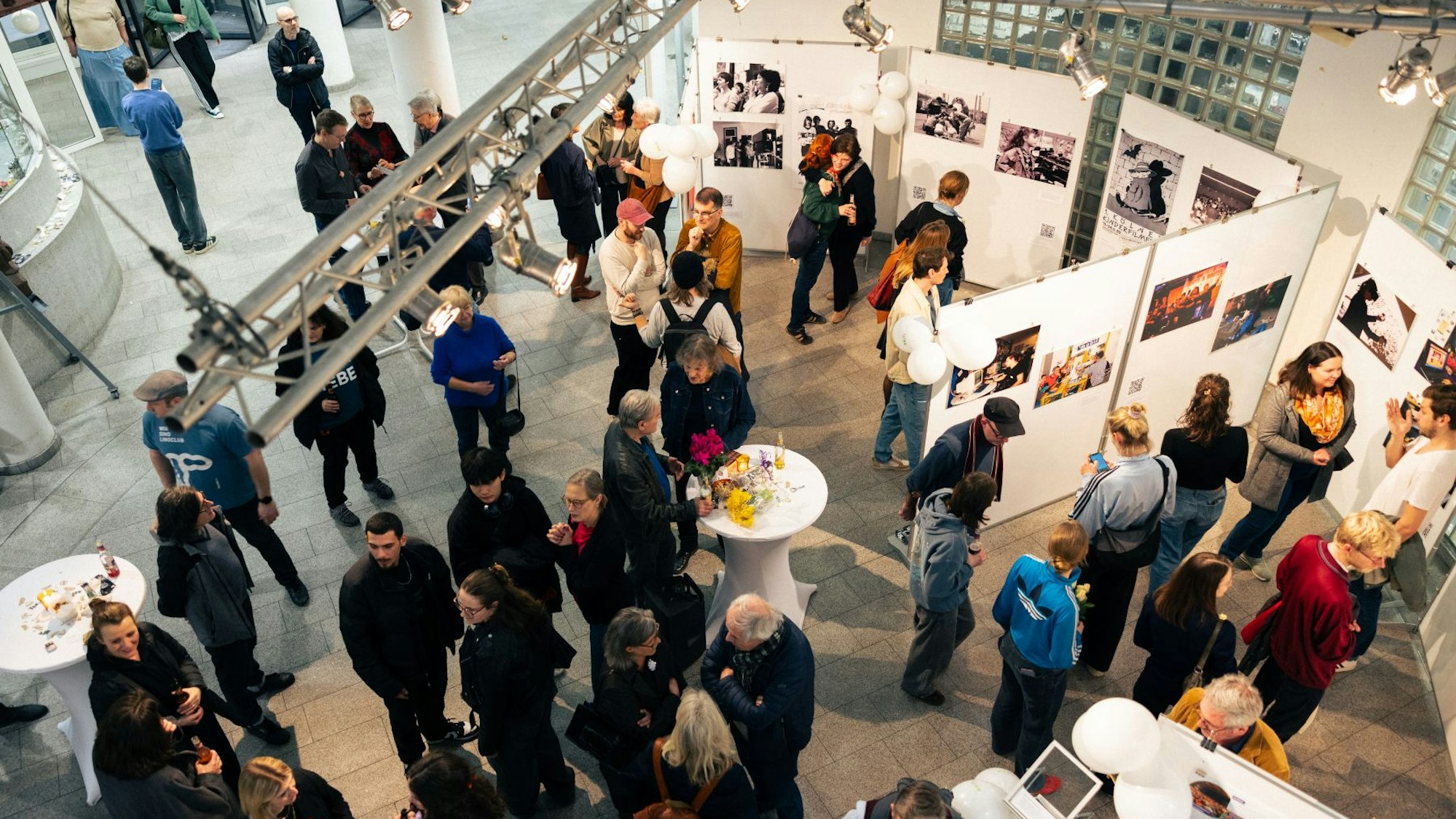 Menschen schauen sich eine Ausstellung an.
