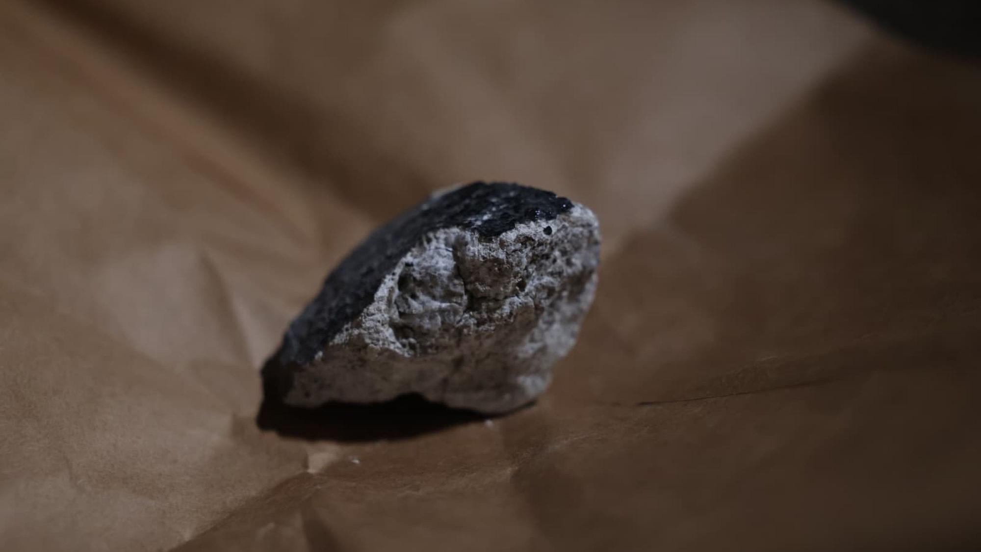 Ein Meteorit ist im Koblenzer Stadtteil Güls in ein Hausdach eingeschlagen. Gesichtet wurde die Lichterscheinung unter anderem in Nordrhein-Westfalen, Hessen, Rheinland-Pfalz, dem Saarland und Baden-Württemberg.