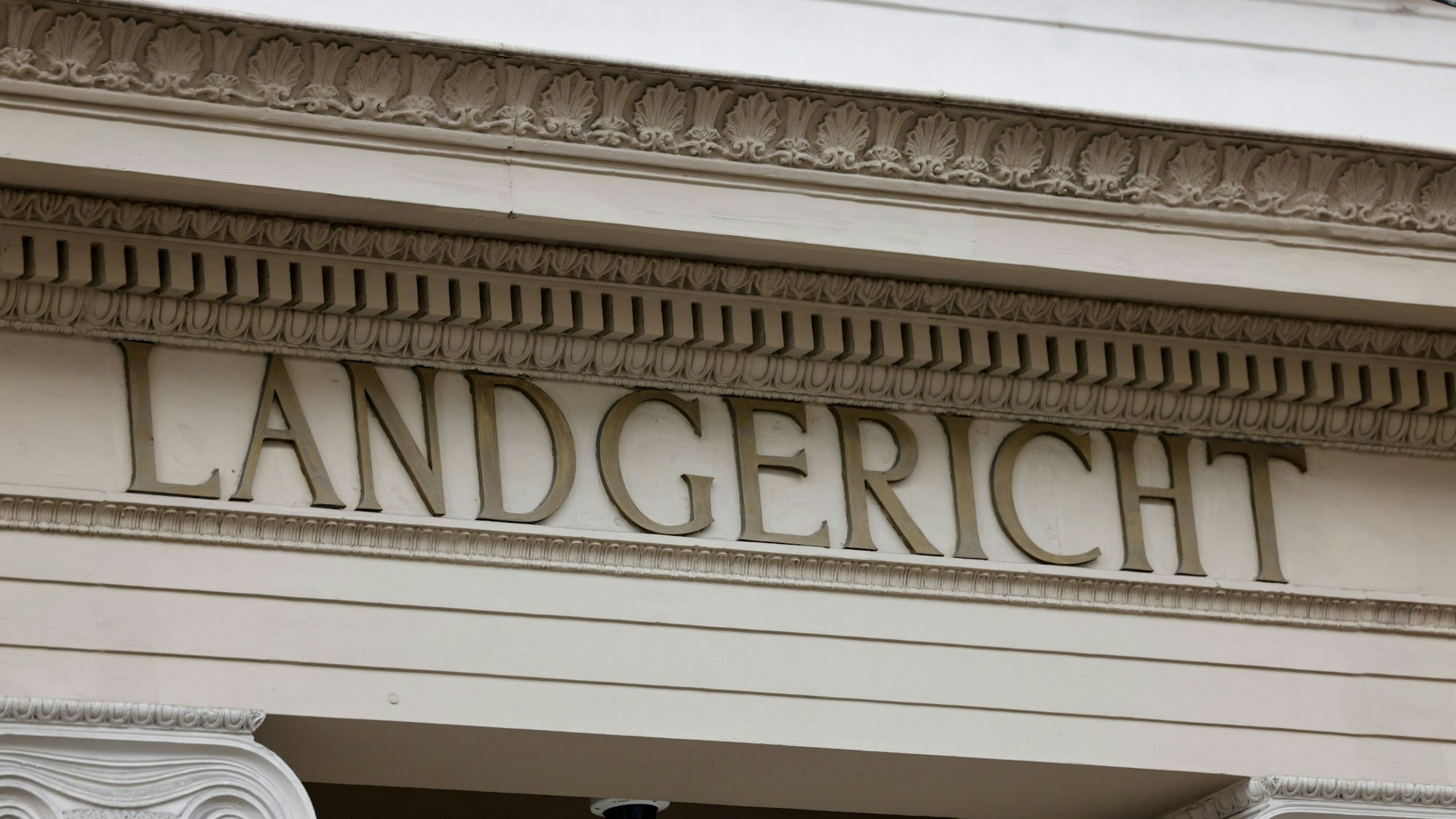 Blick auf den Schriftzug «Landgericht» an der Fassade des Gerichtsgebäudes.