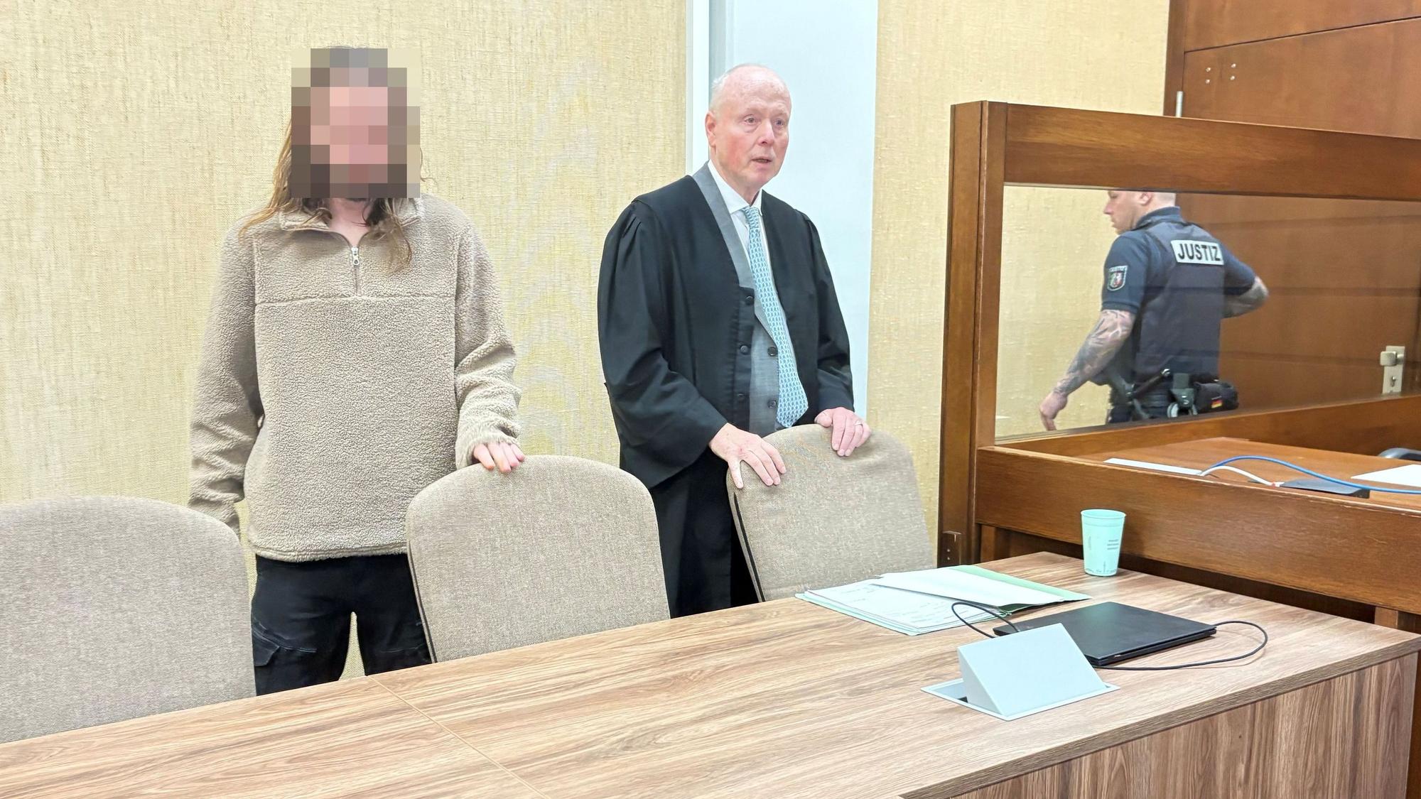Der Beschuldigte mit seinem Verteidiger Mario Geuenich beim Prozessauftakt im Landgericht