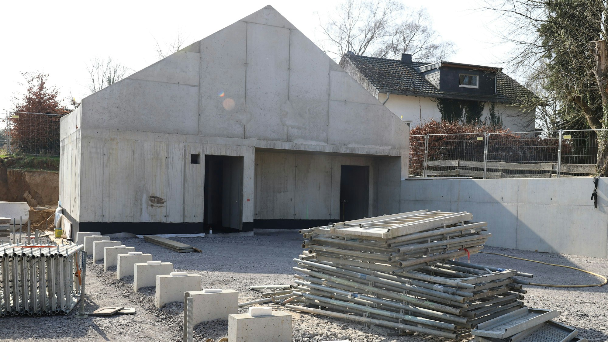 Gegenüber des großen Baus entsteht gerade eine offene Scheune als Veranstaltungsort.