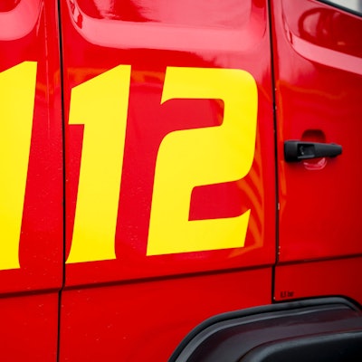 Der Notruf 112 ist auf einem Einsatzwagen der Feuerwehr zu sehen.